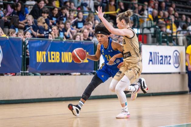 Basketball Berlin 24 03 2024 Season 2023 2024 1 Bundesliga DBBL Play offs Quarterfinals Game 2 Alba Berlin Saarlouis Royals Deeshyra Thomas Alba, No 24 Sylwia Bujniak Saarlouis, No 03