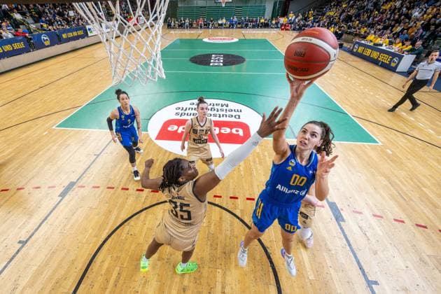 Basketball Berlin 24 03 2024 Season 2023 2024 1 Bundesliga DBBL Play offs Quarterfinals Game 2 Alba Berlin Saarlouis Royals Maggie Mulligan Alba, No 00 Margaret Naomi Sarah Mbandu Saarlouis, No 35