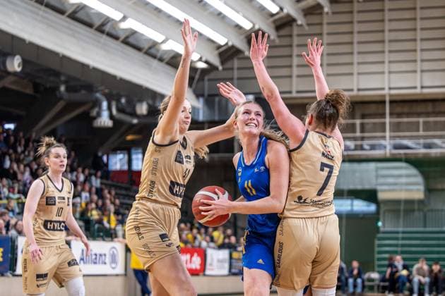 Basketball Berlin 24 03 2024 Season 2023 2024 1 Bundesliga DBBL Play offs Quarterfinals Game 2 Alba Berlin Saarlouis Royals Nina Rosemeyer Alba, No 11 Monika Naczk Saarlouis, No 07 Milena Marjanovic Saarlouis, No 41