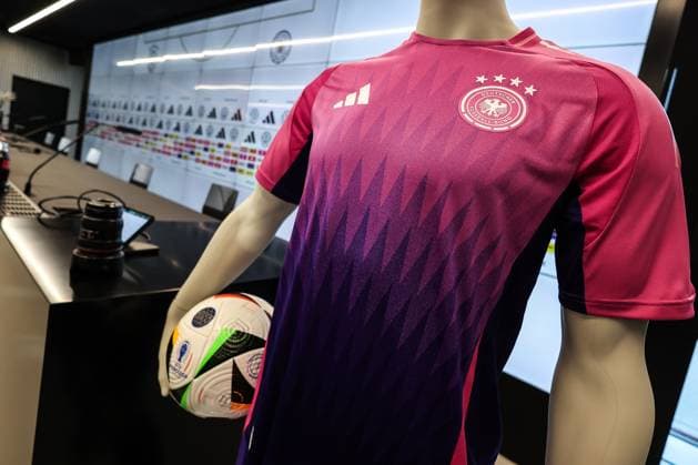 Sport, Football, National team Season 2023 24 Press conference Germany before the international match against the Netherlands 25 03 2024, DFB Campus Frankfurt The pink away jersey in which Germany will play against the Netherlands tomorrow Frankfurt am Main DFB Campus Hessen Germany