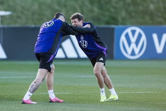 UEFA friendly match training Germany 25 03 2024 Stretching together Robert Andrich Germany, 23 , Thomas Müller Germany, 13 laughing UEFA friendly match training Germany, Frankfurt, DFB Campus on 25 03 2024 Copyright: xBEAUTIFULxSPORTS Wunderlx