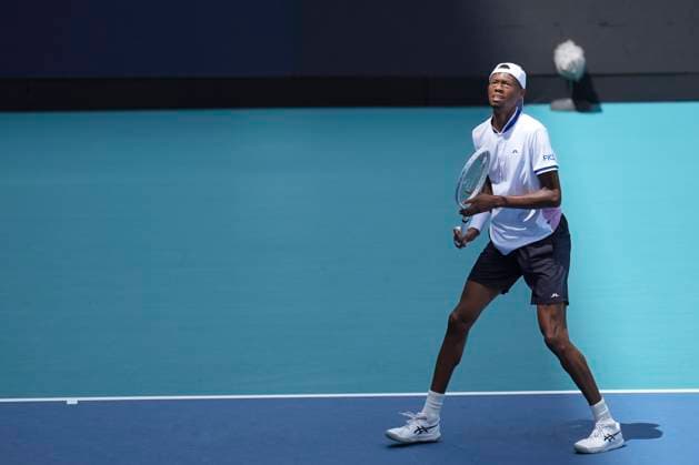 March 25, 2024, Miami, Florida, USA: Christopher Eubanks (USA) prepares to hit an overhead against Alexander Zverev (Germany) during the third round of menÃ¢â‚¬â ¢s singles at the Miami Open tennis tournament. Zverev won the match 7-6, 6-3. Miami USA - ZUMAd212 20240325_zsp_d212_048 Copyright: xRichardxDolex