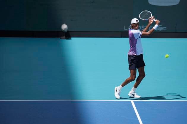 March 25, 2024, Miami, Florida, USA: Christopher Eubanks (USA) prepares to hit an overhead against Alexander Zverev (Germany) during the third round of menÃ¢â‚¬â ¢s singles at the Miami Open tennis tournament. Zverev won the match 7-6, 6-3. Miami USA - ZUMAd212 20240325_zsp_d212_059 Copyright: xRichardxDolex
