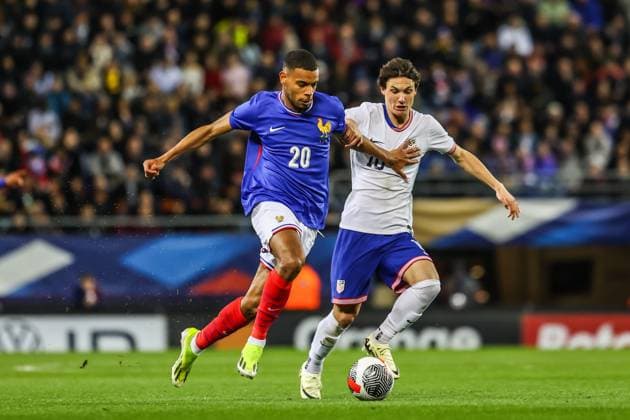 Foot France USA espoirs U23 PHOTOPQR L EST REPUBLICAIN Lionel VADAM ; Montbéliard ; 25 03 2024 ; Montbéliard le 25 03 2024 - Match amical de football France - Etats-Unis U23 espoirs à Sochaux-Montbéliard. Andy Diouf et Paxten Aaronson. Photo Lionel Vadam International Under 23 Friendly football match between France U23 and USA U23 on March 25, 2024 Montbéliard Doubs Franche-Comté France  Copyright: xPHOTOPQR L ESTxREPUBLICAIN MAXPPxLionelxVADAMx 20240325NCY1404 20240325NCY1404