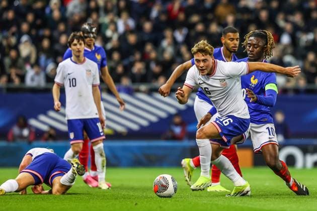 Foot France USA espoirs U23 PHOTOPQR L EST REPUBLICAIN Lionel VADAM ; Montbéliard ; 25 03 2024 ; Montbéliard le 25 03 2024 - Match amical de football France - Etats-Unis U23 espoirs à Sochaux-Montbéliard. Aidan Morris et Manu Koné. Photo Lionel Vadam International Under 23 Friendly football match between France U23 and USA U23 on March 25, 2024 Montbéliard Doubs Franche-Comté France  Copyright: xPHOTOPQR L ESTxREPUBLICAIN MAXPPxLionelxVADAMx 20240325NCY1412 20240325NCY1412