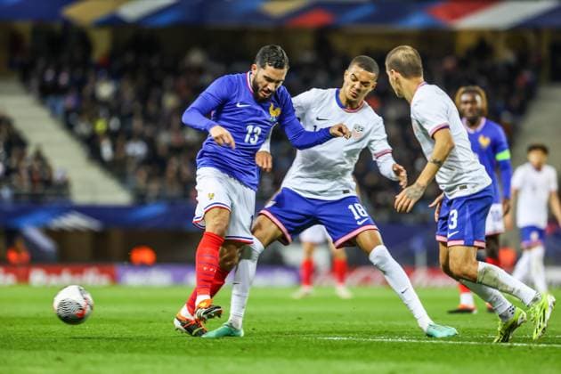 Foot France USA espoirs U23 PHOTOPQR L EST REPUBLICAIN Lionel VADAM ; Montbéliard ; 25 03 2024 ; Montbéliard le 25 03 2024 - Match amical de football France - Etats-Unis U23 espoirs à Sochaux-Montbéliard. Rayan Cherki et Maximilian Dietz. Photo Lionel Vadam International Under 23 Friendly football match between France U23 and USA U23 on March 25, 2024 Montbéliard Doubs Franche-Comté France  Copyright: xPHOTOPQR L ESTxREPUBLICAIN MAXPPxLionelxVADAMx 20240325NCY1424 20240325NCY1424