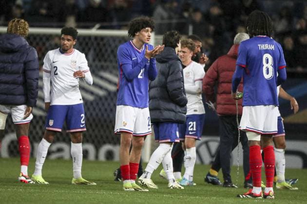 DÃ ception des joueurs de France apres match nul FOOTBALL : Match international amical espoirs France vs EEUU -25 03 2024. Stade Auguste Bonal Sochaux Montbeliard ElyxandroCegarra Panoramic 
