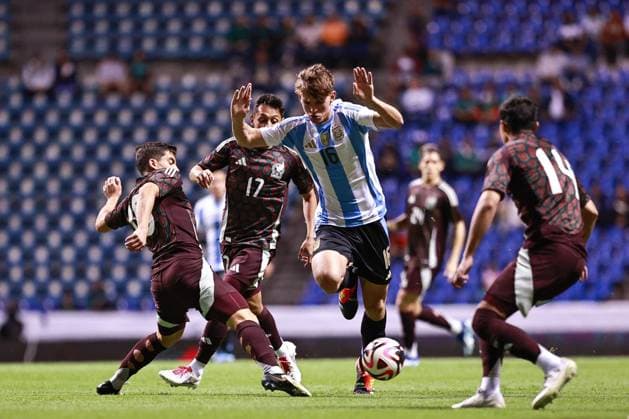 RECORD DATE NOT STATED Seleccion Mexicana Sub-23 2024 Mexico vs Argentina Rodrigo Lopez (L) of Mexico fights for the ball with Luciano Gondou (R) of Argentina during the friendly match between Mexico U-23 (Mexican national team, Nationalteam and Argentina U-23, at Cauhtemoc Stadium, Puebla, Puebla, Mexico, on March 25, 2024. PUEBLA PUEBLA MEXICO  Copyright: xJuanxLuisxDiazx 20240325201014_SMN_U23_MEX_ARG_GONDOU30