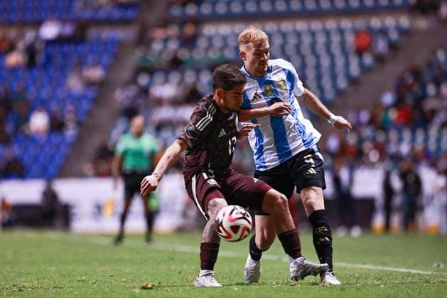 RECORD DATE NOT STATED Seleccion Mexicana Sub-23 2024 Mexico vs Argentina Pablo Monroy (L) of Mexico fights for the ball with Luciano Gondou (R) of Argentina during the friendly match between Mexico U-23 (Mexican national team, Nationalteam and Argentina U-23, at Cauhtemoc Stadium, Puebla, Puebla, Mexico, on March 25, 2024. PUEBLA PUEBLA MEXICO  Copyright: xJuanxLuisxDiazx 20240325201015_SMN_U23_MEX_ARG_GONDOU29