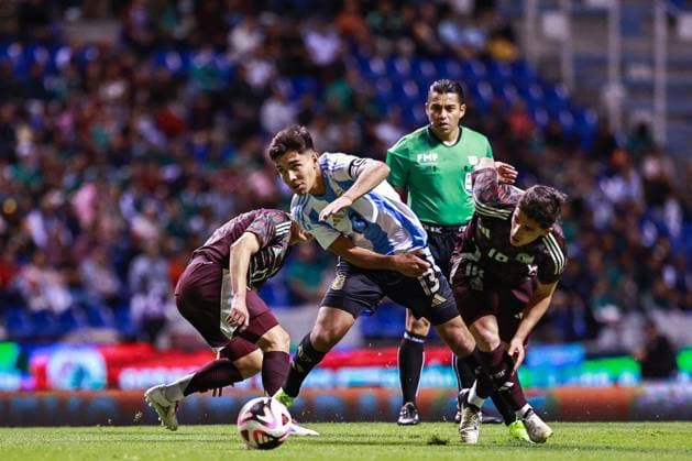 RECORD DATE NOT STATED Seleccion Mexicana Sub-23 2024 Mexico vs Argentina Juan Sforza (L) of Argentina fights for the ball with Rodrigo Lopez (R) of Mexico during the friendly match between Mexico U-23 (Mexican national team, Nationalteam and Argentina U-23, at Cauhtemoc Stadium, Puebla, Puebla, Mexico, on March 25, 2024. PUEBLA PUEBLA MEXICO  Copyright: xJuanxLuisxDiazx SFORZA20240325202206_SMN_U23_MEX_ARG_43
