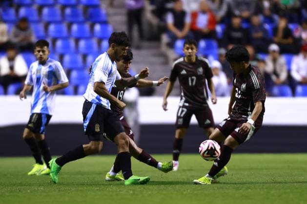 RECORD DATE NOT STATED Seleccion Mexicana Sub-23 2024 Mexico vs Argentina Alan Varela (L) of Argentina fights for the ball with Victor Lopez (R) of Mexico during the friendly match between Mexico U-23 (Mexican national team, Nationalteam and Argentina U-23, at Cauhtemoc Stadium, Puebla, Puebla, Mexico, on March 25, 2024. PUEBLA PUEBLA MEXICO  Copyright: xUlisesxNaranjox 20240325202658_SMN_U23_MEX_ARG_LOPEZ52