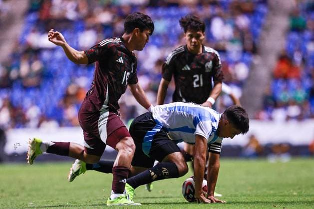 RECORD DATE NOT STATED Seleccion Mexicana Sub-23 2024 Mexico 3-0 Argentina Diego Medina (L) of Mexico fights for the ball with Juan Sforza (R) of Argentina during the friendly match between Mexico U-23 (Mexican national team, Nationalteam and Argentina U-23, at Cauhtemoc Stadium, Puebla, Puebla, Mexico, on March 25, 2024. PUEBLA PUEBLA MEXICO  Copyright: xJuanxLuisxDiazx 20240325204607_SMN_U23_MEX_ARG_SFORZA71
