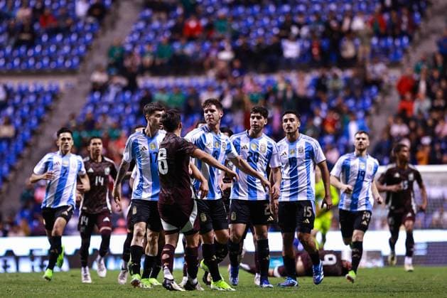 RECORD DATE NOT STATED Seleccion Mexicana Sub-23 2024 Mexico vs Argentina Matias Soule of Argentina and Rodrigo Lopez of Mexico during the friendly match between Mexico U-23 (Mexican national team, Nationalteam and Argentina U-23, at Cauhtemoc Stadium, Puebla, Puebla, Mexico, on March 25, 2024. PUEBLA PUEBLA MEXICO  Copyright: xJuanxLuisxDiazx 20240325221950_SMN_U23_MEX_ARG_LOPEZ215
