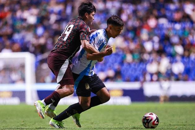 RECORD DATE NOT STATED Seleccion Mexicana Sub-23 2024 Mexico vs Argentina Diego Medina of Mexico fights for the ball with Juan Sforza (R) of Argentina during the friendly match between Mexico U-23 (Mexican national team, Nationalteam and Argentina U-23, at Cauhtemoc Stadium, Puebla, Puebla, Mexico, on March 25, 2024. PUEBLA PUEBLA MEXICO  Copyright: xJuanxLuisxDiazx 20240325205426_SMN_U23_MEX_ARG_SFORZA88
