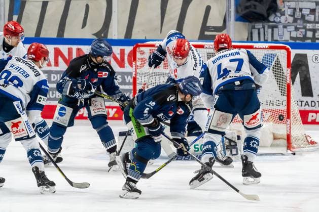 Sport Themen der Woche KW13 Sport Bilder des Tages Kyle Platzer (Schwenninger Wild Wings, 88), Will Weber (Schwenninger Wild Wings, 78) und Alexander Karachun (Schwenninger Wild Wings, 47) verteidigen vor dem Tor von Joacim Eriksson (Torwart, Schwenninger Wild Wings, 60) gegen Mike Connolly (Straubing Tigers, 22) und Parker Tuomie (Straubing Tigers, 6). Straubing Tigers gegen Schwenninger Wild Wings, Eishockey, DEL, Playoffs Viertelfinale Spiel 5, Saison 2023 2024, 26.03.2024. Straubing Tigers gegen Schwenninger Wild Wings, Eishockey, DEL, Playoffs Viertelfinale Spiel 5, Saison 2023 2024, 26.03.2024. Straubing *** Kyle Platzer Schwenninger Wild Wings, 88 , Will Weber Schwenninger Wild Wings, 78 and Alexander Karachun Schwenninger Wild Wings, 47 defend in front of the goal from Joacim Eriksson goalie, Schwenninger Wild Wings, 60 against Mike Connolly Straubing Tigers, 22 and Parker Tuomie Straubing Tigers, 6 Straubing Tigers vs Schwenninger Wild Wings, Ice Hockey, DEL, Playoffs Quarterfinals Game 5, Season 2023 2024, 26 03 2024 Straubing Tigers vs Schwenninger Wild Wings, Ice Hockey, DEL, Playoffs Quarterfinals Game 5, Season 2023 2024, 26 03 2024 Straubing Copyright: xEibner-Pressefoto HarryxSchindlerx EP_EER