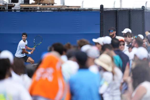 March 26, 2024, Miami, Florida, USA: Carlos Alcaraz (Spain) practicing in front of a huge crowd prior to his fourth round of menÃ¢â‚¬â ¢s singles at the Miami Open tennis tournament. Miami USA - ZUMAd212 20240326_zsp_d212_041 Copyright: xRichardxDolex