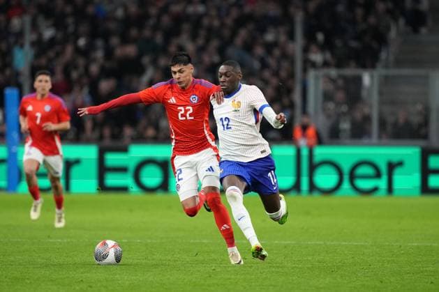 Randal Kolo Muani of France takes on Dario Osorio of Chile France v Chile, International Friendly, Länderspiel, Nationalmannschaft Football, Stade Velodrome, Marseille, France - 26 Mar 2024 EDITORIAL USE ONLY No use with unauthorised audio, video, data, fixture lists, club league logos or live services. Online in-match use limited to 120 images, no video emulation. No use in betting, games or single club league player publications.  Copyright: xDavexWinter Shutterstockx 14400428bl