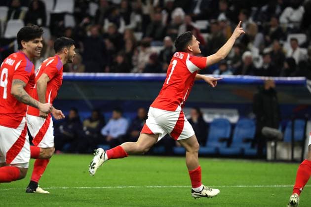 Futbol, Chile vs Francia Partido amistoso, eliminatorias al mundial 2026. El jugador de la seleccion chilena Marcelino Nunez, centro, celebra su gol contra Francia durante del partido amistoso disputado en el estadio Velodrome de Marsella, Francia. 26 03 2024 Manu Blondeau AOP SIPA PHOTOSPORT Football, Chile vs Francia Friendly match, 2026 World cup qualifiers. Chile s player Marcelino Nunez, center, celebrates his goal against Francia during the friendly match held at the Velodrome stadium in Marsella, France. 26 03 2024 Manu Blondeau AOP SIPA PHOTOSPORT Chile vs Francia, Partido amistoso 2024