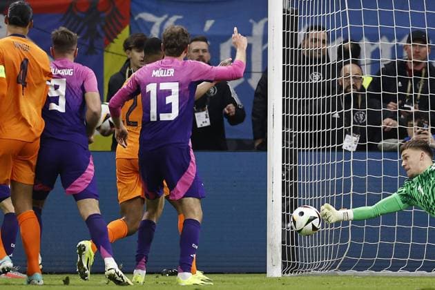 Sport Bilder des Tages FRANKFURT - (l-r) Niclas Fullkrug of Germany scores the 2-1, Thomas Muller of Germany, Holland goalkeeper Bart Verbruggen, Joey Veerman of Holland during the friendly Interland match between Germany and the Netherlands at the Deutsche Bank Park stadium on March 26, 2024 in Frankfurt , Germany. ANP MAURICE VAN STEEN International Friendly, Länderspiel, Nationalmannschaft 2023 2024 xVIxANPxSportx xxANPxIVx 494613616 originalFilename: 494613616.jpg