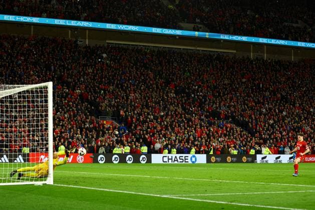 Sport Themen der Woche KW13 Sport Bilder des Tages Wojciech Szczesny of Poland saves the penalty of Daniel James of Wales Wales v Poland, UEFA European Championship, EM, Europameisterschaft 2024 Qualifying, Play Offs, Final, Football, Cardiff City Stadium, Cardiff, UK - 26 Mar 2024 EDITORIAL USE ONLY No use with unauthorised audio, video, data, fixture lists, club league logos or live services. Online in-match use limited to 120 images, no video emulation. No use in betting, games or single club league player publications.  Copyright: xKieranxMcManus Shutterstockx 14400426dn