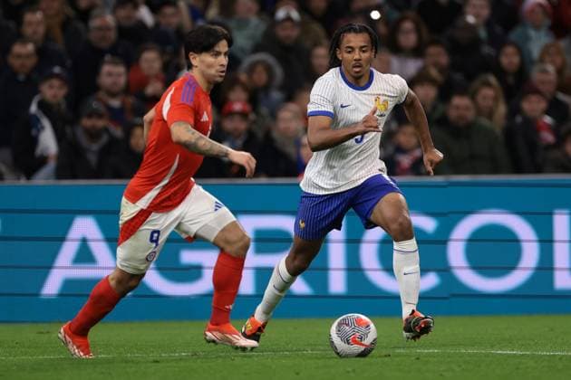 Marseille, , 26th March 2024. Victor Davila of Chile is pursued by Jules Kounde of France during the International Friendly, Länderspiel, Nationalmannschaft match at Orange VÃ lodrome, Marseille. Picture credit should read: Jonathan Moscrop Sportimage EDITORIAL USE ONLY. No use with unauthorised audio, video, data, fixture lists, club league logos or live services. Online in-match use limited to 120 images, no video emulation. No use in betting, games or single club league player publications. SPI-3031-0001