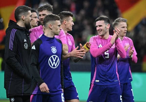 26 03 2024, xjhx, football international, Germany Netherlands emspor, v l Toni Kroos German national football team DFB , Pascal Gross Gross German national football team DFB thanks the fans DFL DFB REGULATIONS PROHIBIT ANY USE OF PHOTOGRAPHS as IMAGE SEQUENCES and or QUASI VIDEO Frankfurt am Main