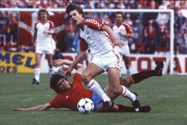 Jose CAMACHO (ESP) foult Michael LAUDRUP (DAN), Aktion, Zweikampf, Fussball Europameisterschaft EM EURO 1984 in Frankreich, Halbfinale Spanien (ESP) - Daenemark (DAN) 1:1 (6:5 n.E). : 0 , am 24.06.1984 in Lyon Â *** Jose CAMACHO ESP fouls Michael LAUDRUP DAN , action, tackle, European Football Championship EURO 1984 in France, semi-final Spain ESP Denmark DAN 1 1 6 5 n E 0 , on 24 06 1984 in Lyon Â