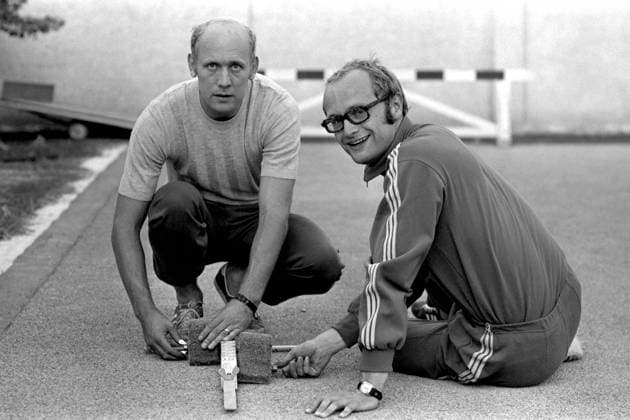Willi HOLDORF, links, und Guenther NICKEL, Günther, Leichtathletik, Leichtathlet, Zehnkampf, Zehnkaempfer, montieren die Startbloecke auf der Laufbahn, bei der Leichtathletik EM in Athen 17.09.1969, Â *** Willi HOLDORF, left, and Guenther NICKEL, Günther, athletics, track and field, decathlon, decathlete, assemble the starting blocks on the running track, at the European Athletics Championships in Athens 17 09 1969, Â