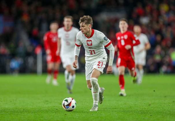26th March 2024; Cardiff City Stadium, Cardiff, Wales; UEFA EURO, EM, Europameisterschaft,Fussball Qualifying, EM, Europameisterschaft Play Off Football, Wales versus Poland; Nicola Zalewski of Poland brings the ball forward  ActionPlus12622294 WelshxImages