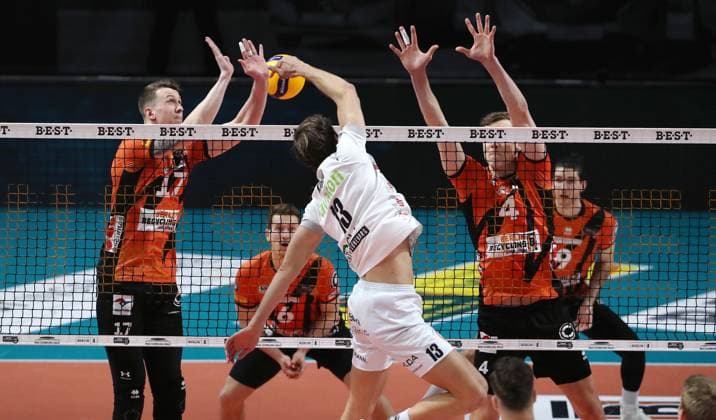 Matthew Knigge in attack, Marek Sotola, Timo Tammemaa duel Match scene Action Sport Volleyball Bundesliga Men Season 2023 2024 27 03 2024 BR Volleys Berlin BRV vs SVG Lüneburg
