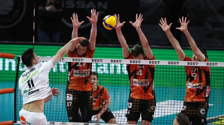 Xander Ketrzynski in attack, Marek Sotola, Timo Tammemaa, Timothee Carle duel Match scene Action Sport Volleyball Bundesliga Men Season 2023 2024 27 03 2024 BR Volleys Berlin BRV vs SVG Lüneburg