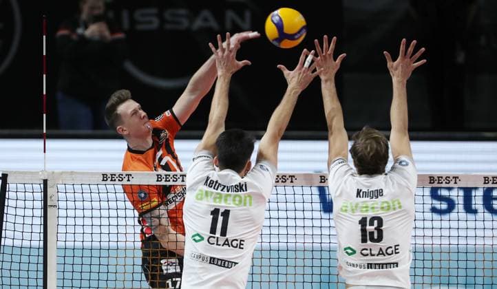 Marek Sotola in attack, Xander Ketrzynski, Matthew Knigge duel Match scene Action Sport Volleyball Bundesliga Men Season 2023 2024 27 03 2024 BR Volleys Berlin BRV vs SVG Lüneburg
