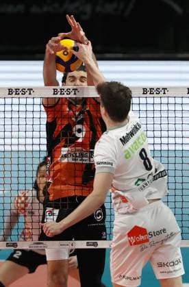Timothee Carle, Theo Mohwinkel duel Match scene Action Sport Volleyball Bundesliga Men Season 2023 2024 27 03 2024 BR Volleys Berlin BRV vs SVG Lüneburg