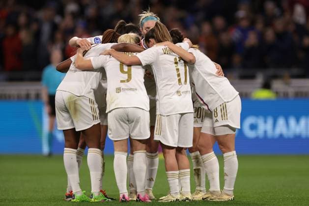 Sport Bilder des Tages Lyon, France, 27th March 2024. Delphine Cascarino of Lyon celebrates with team mates after scoring to give the side a 1-0 lead during the UEFA Womens Champions League match at OL Stadium, Lyon. Picture credit should read: Jonathan Moscrop Sportimage EDITORIAL USE ONLY. No use with unauthorised audio, video, data, fixture lists, club league logos or live services. Online in-match use limited to 120 images, no video emulation. No use in betting, games or single club league player publications. SPI-3032-0004