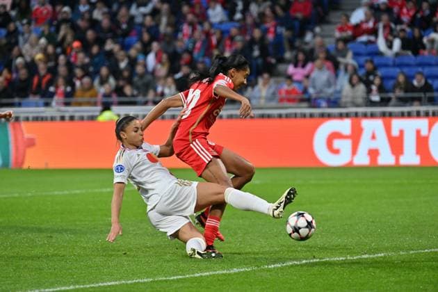 Delphine Cascarino (lyon) vs Francica Nazareth (benfica) FOOTBALL: Olympique Lyonnais FÂŽminines vs Benfica Lisbonne - 1 4 de finale Ligue des Champions FÂŽminine - 27 03 2024 FredericChambert Panoramic 