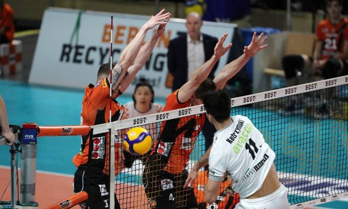 Xander Ketrzynski in attack, Marek Sotola blocks the ball, Timo Tammemaa duel Game scene Action Sport Volleyball Bundesliga Men Season 2023 2024 27 03 2024 BR Volleys Berlin BRV vs SVG Lüneburg