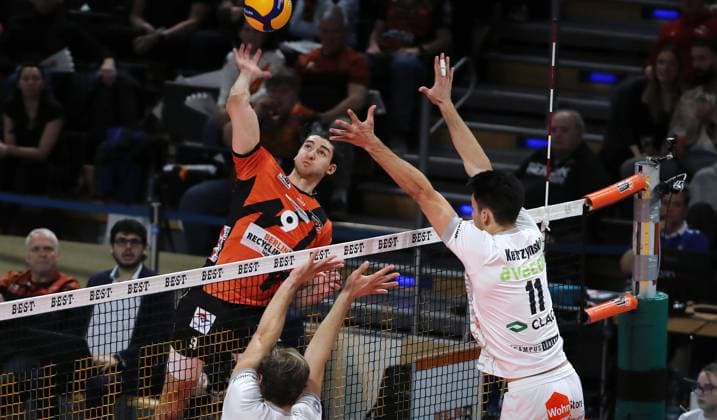 Timothee Carle in attack, Matthew Knigge, Xander Ketrzynski duel Match scene Action Sport Volleyball Bundesliga Men Season 2023 2024 27 03 2024 BR Volleys Berlin BRV vs SVG Lüneburg
