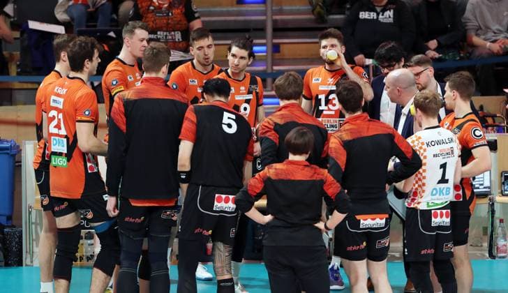 re Coach Joel Banks talks to the team, Time Out Time Out Sport Volleyball Bundesliga Men Season 2023 2024 27 03 2024 BR Volleys Berlin BRV vs SVG Lüneburg
