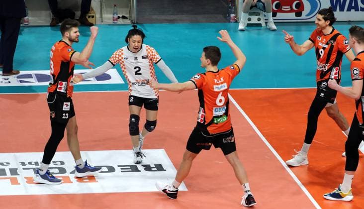 Ruben Schott, Satoshi Tsuiki, Johannes Tille cheer after winning 1 0 set Joy Emotion Cheers Sport Volleyball Bundesliga Men Season 2023 2024 27 03 2024 BR Volleys Berlin BRV vs SVG Lüneburg