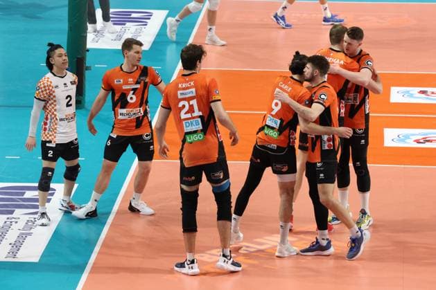 DEU, DVV, 1 VBL, BR Volleys vs SVG Lueneburg, 27 03 2024, Max Schmeling Halle, Berlin, DEU, DVV, 1 VBL, BR Volleys vs SVG Lueneburg, in the picture BR Volleys player circle Photo Juergen Engler nordphoto GmbH nordphotoxGmbHx xEngler nph00076