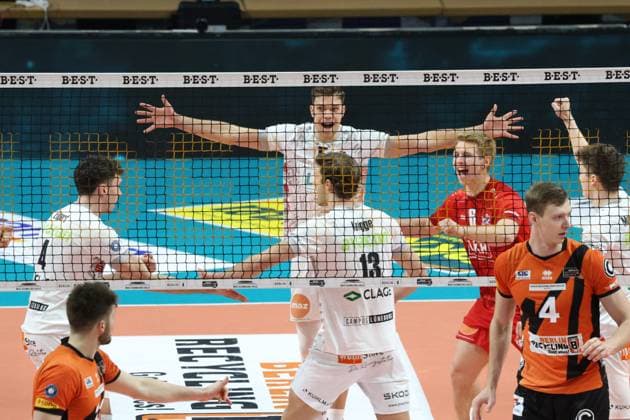 DEU, DVV, 1 VBL, BR Volleys vs SVG Lueneburg, 27 03 2024, Max Schmeling Halle, Berlin, DEU, DVV, 1 VBL, BR Volleys vs SVG Lueneburg, in the picture Lueneburg players circle Photo Juergen Engler nordphoto GmbH nordphotoxGmbHx xEngler nph00076