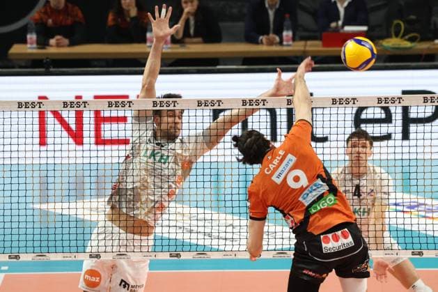 DEU, DVV, 1 VBL, BR Volleys vs SVG Lueneburg, 27 03 2024, Max Schmeling Halle, Berlin, DEU, DVV, 1 VBL, BR Volleys vs SVG Lueneburg, in the picture Timothee Carle BR Volleys 9 , Xander Ketrzynski Lueneburg 11 Photo Juergen Engler nordphoto GmbH nordphotoxGmbHx xEngler nph00076