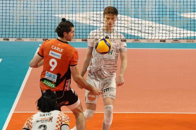 DEU, DVV, 1 VBL, BR Volleys vs SVG Lueneburg, 27 03 2024, Max Schmeling Halle, Berlin, DEU, DVV, 1 VBL, BR Volleys vs SVG Lueneburg, in the picture Timothee Carle BR Volleys 9 , Theo Mohwinkel Lueneburg 8 Photo Juergen Engler nordphoto GmbH nordphotoxGmbHx xEngler nph00076