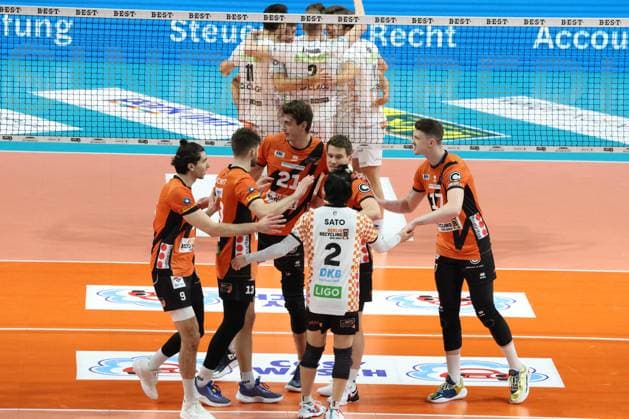 DEU, DVV, 1 VBL, BR Volleys vs SVG Lueneburg, 27 03 2024, Max Schmeling Halle, Berlin, DEU, DVV, 1 VBL, BR Volleys vs SVG Lueneburg, in the picture BR Volleys players circle, Lueneburg players circle Photo Juergen Engler nordphoto GmbH nordphotoxGmbHx xEngler nph00076