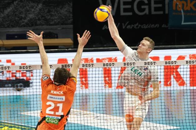 DEU, DVV, 1 VBL, BR Volleys vs SVG Lueneburg, 27 03 2024, Max Schmeling Halle, Berlin, DEU, DVV, 1 VBL, BR Volleys vs SVG Lueneburg, in the picture Timothee Carle BR Volleys 9 , Blake Leeson Lueneburg 2 Photo Juergen Engler nordphoto GmbH nordphotoxGmbHx xEngler nph00076
