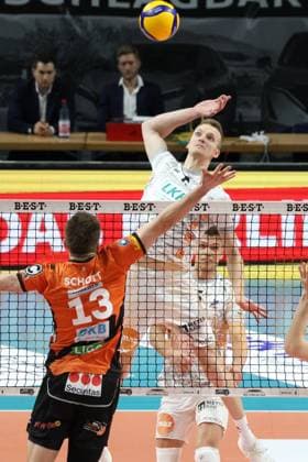 DEU, DVV, 1 VBL, BR Volleys vs SVG Lueneburg, 27 03 2024, Max Schmeling Halle, Berlin, DEU, DVV, 1 VBL, BR Volleys vs SVG Lueneburg, in the picture Ruben Schott BR Volleys 13 , Maxwell Elgert Lueneburg 4 Photo Juergen Engler nordphoto GmbH nordphotoxGmbHx xEngler nph00076