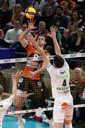 DEU, DVV, 1 VBL, BR Volleys vs SVG Lueneburg, 27 03 2024, Max Schmeling Halle, Berlin, DEU, DVV, 1 VBL, BR Volleys vs SVG Lueneburg, in the picture Timothee Carle BR Volleys 9 , Maxwell Elgert Lueneburg 4 Photo Juergen Engler nordphoto GmbH nordphotoxGmbHx xEngler nph00076