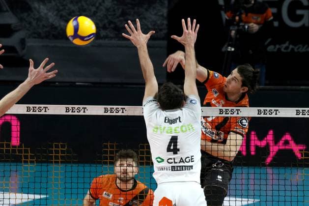 DEU, DVV, 1 VBL, BR Volleys vs SVG Lueneburg, 27 03 2024, Max Schmeling Halle, Berlin, DEU, DVV, 1 VBL, BR Volleys vs SVG Lueneburg, in the picture Timothee Carle BR Volleys 9 , Maxwell Elgert Lueneburg 4 Photo Juergen Engler nordphoto GmbH nordphotoxGmbHx xEngler nph00076
