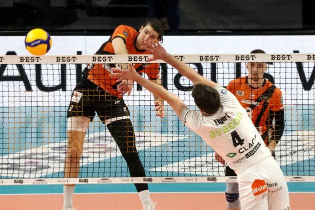 DEU, DVV, 1 VBL, BR Volleys vs SVG Lueneburg, 27 03 2024, Max Schmeling Halle, Berlin, DEU, DVV, 1 VBL, BR Volleys vs SVG Lueneburg, in the picture Timothee Carle BR Volleys 9 , Maxwell Elgert Lueneburg 4 Photo Juergen Engler nordphoto GmbH nordphotoxGmbHx xEngler nph00076