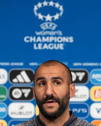 240327 Head coach Mak Lind of Häcken during a press conference ahead of a training session with Häcken on March 27, 2024 in Paris Photo Michael Erichsen BILDBYRAN COP 89 MI0633 bbeng champions league dam football fotboll fotboll häcken practice soccer training träning  Copyright: MICHAELxERICHSEN BB240327MI047